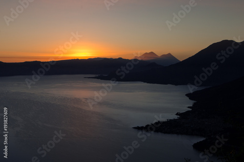 Sonnenaufgang am Lago de Atitlan © florianfreihof