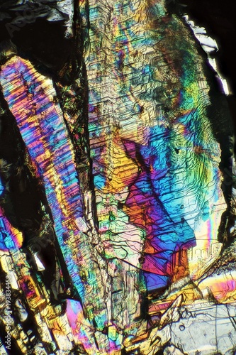  A crystal consisting of a mixture of coppersulphate and citric acid seen through microscope in polarized light