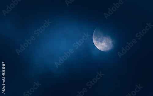 Vollmond mit Wolkenfelder früh morgens und mit blauem Hintergrund