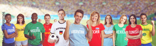 Fussball Fan aus Argentinien im Stadion mit Gruppe internationaler Fans