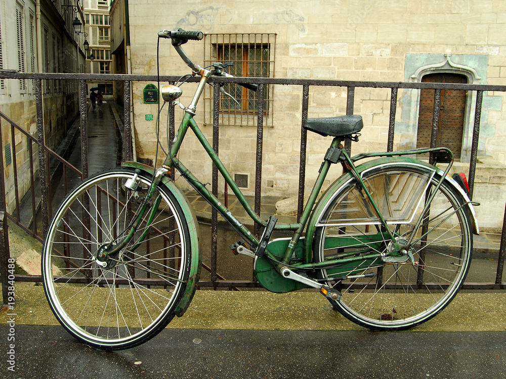 Bicicleta verde estacionada