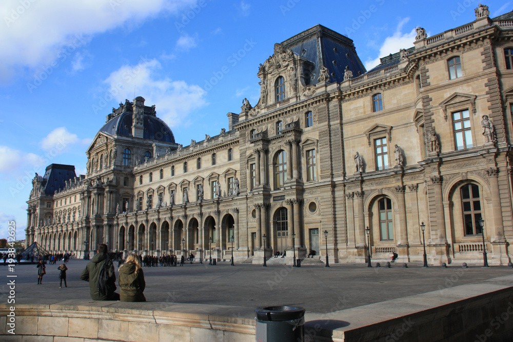 Cour Napoléon au Louvre à Paris, France