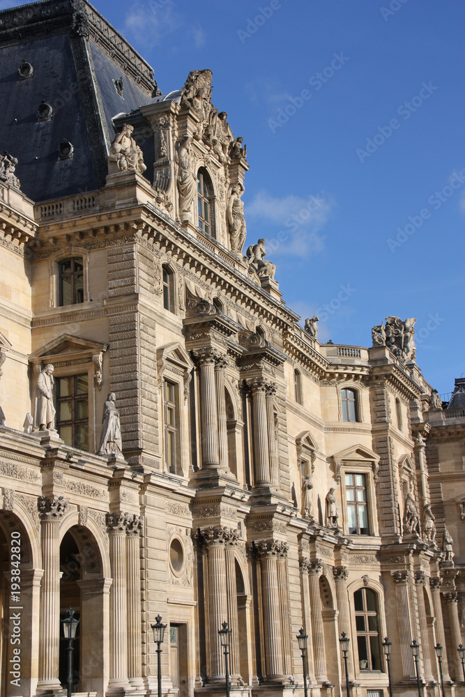 Façade du Louvre cour Napoléon à Paris, France