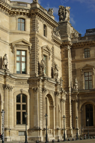 Façade du Louvre cour Napoléon à Paris, France