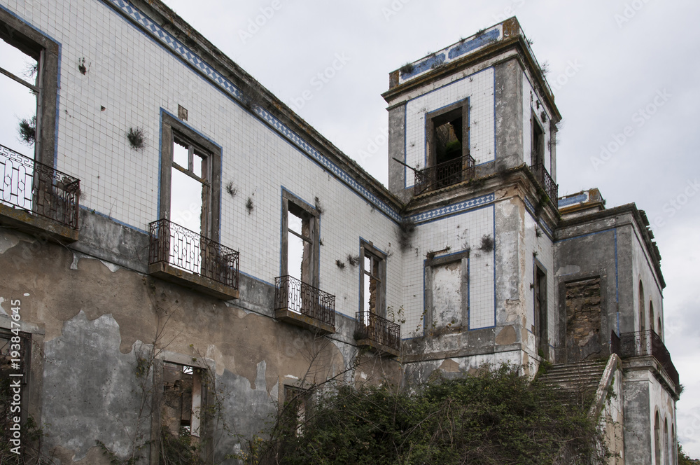 Palácio abandonado e em ruínas