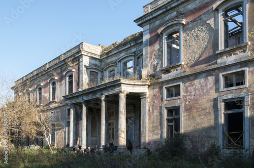 Palácio abandonado e em ruínas