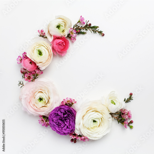 Floral round frame with ranunculus flowers, flat lay, top view with copy space © vetre