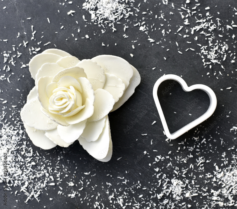 Coeur et rose blanche Photos | Adobe Stock