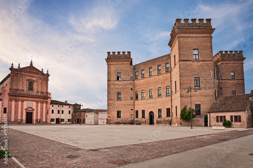 Canvas-taulu Mesola, Ferrara, Emilia-Romagna, Italy: church and castle in the town square