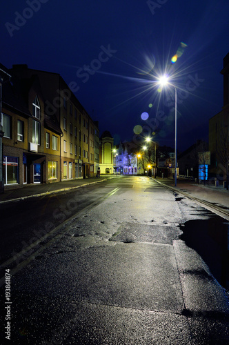 Ulica w mieście w deszczową noc oświetlona lampami. © W Korczewski