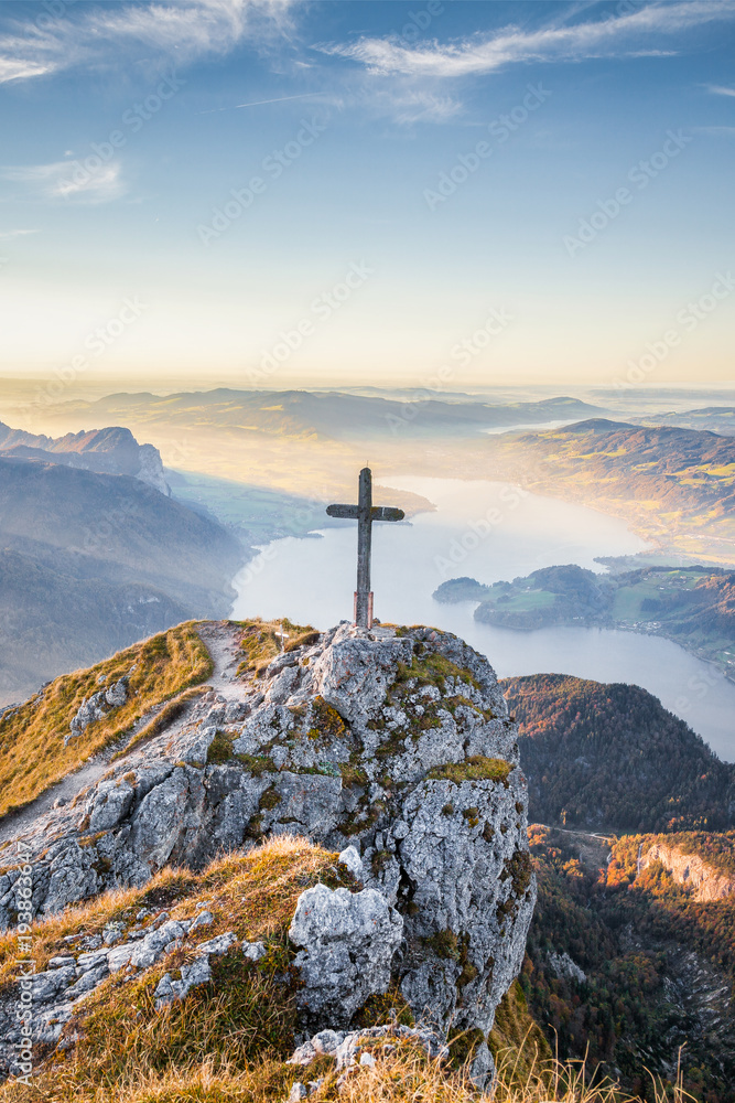 Fototapeta premium Schafberg górski szczyt z krzyżem o zachodzie słońca, Salzkammergut, Austria