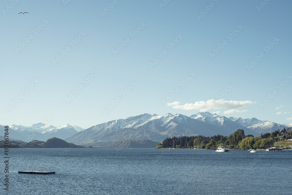 Paisaje montañoso delante de un lago en un día despejado de verano