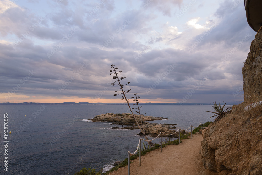 Paisaje de atardecer en la costa brava, después de una tormenta de verano