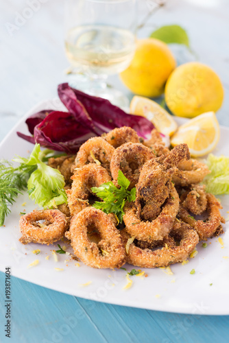 Piatto di calamari fritti, cucina mediterranea