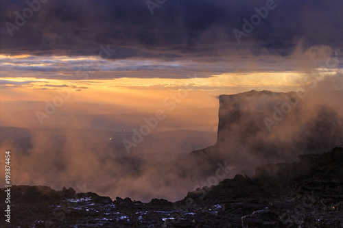 Wallpaper Mural Mountains Roraima y Kukenan, Venezuela Torontodigital.ca