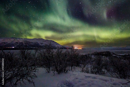 Fotografía Beautiful aurora borealis over mountain at abisko national park, Lapland, Sweden
