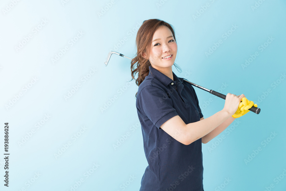 ゴルフをする女性 ゴルフをする女性