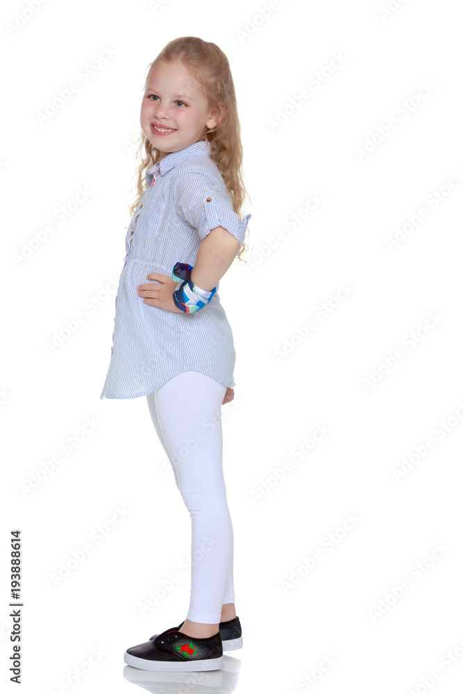 The little girl is full-length. The little girl is full-length.