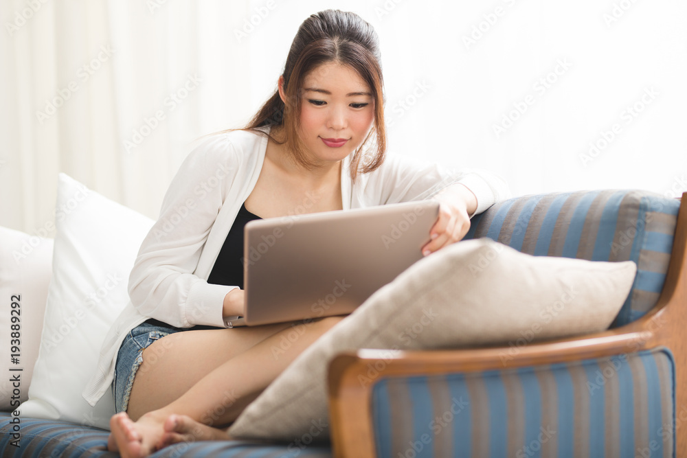 PC ソファ 女性 PC ソファ 女性
