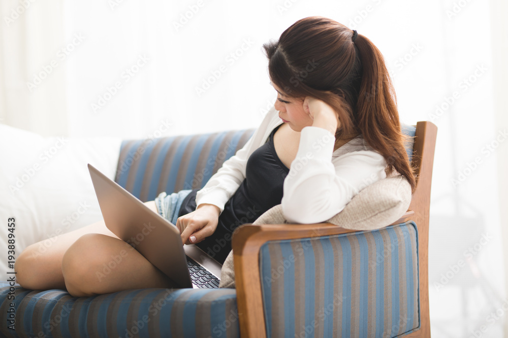 PC ソファ 女性 PC ソファ 女性