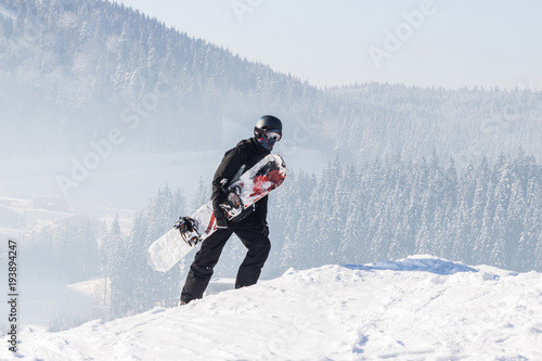 Мужчина со сноубордом. Сноубордист