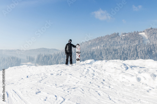 Мужчина со сноубордом. Сноубордист
