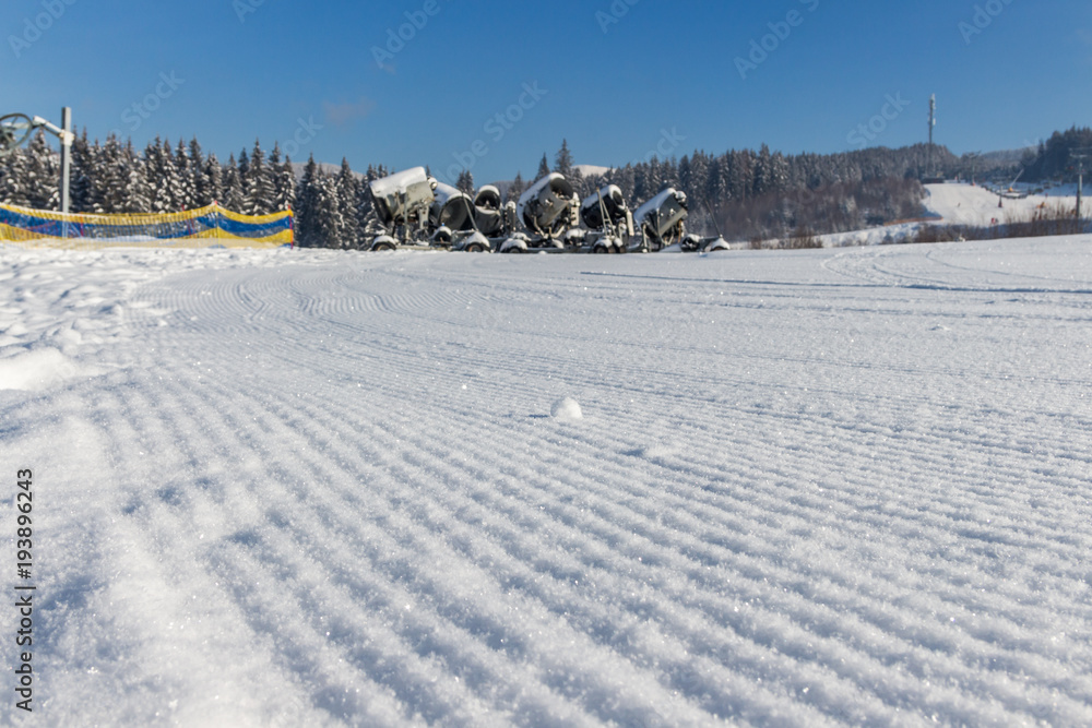 снежная трасса на горнолыжном курорте в горах