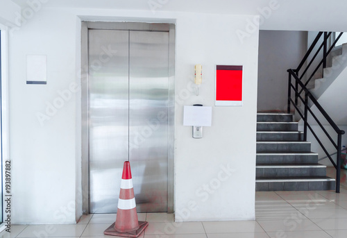 Fotografía Elevator was broken. Please use the stairs.