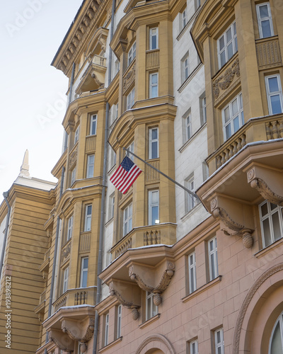 Foto The US national flag on the building of the Embassy of the United States of America in Moscow