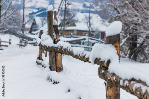 Забор, ограда в снегу, деревня