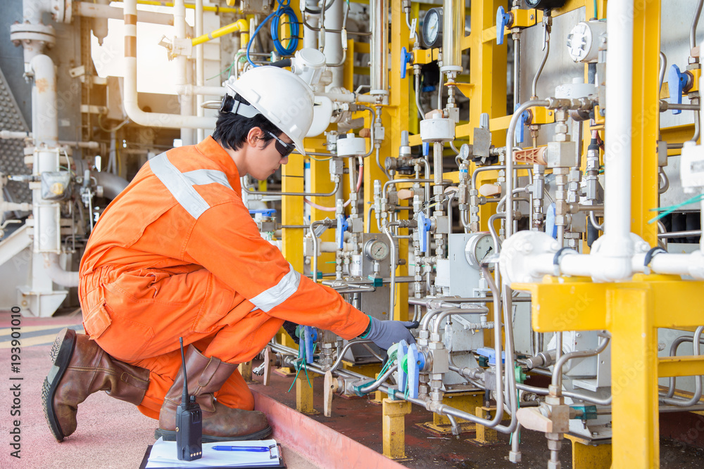 Production Platform Operator Course Foto de Production operator adjust flow rate of corrosion inhibitor ...