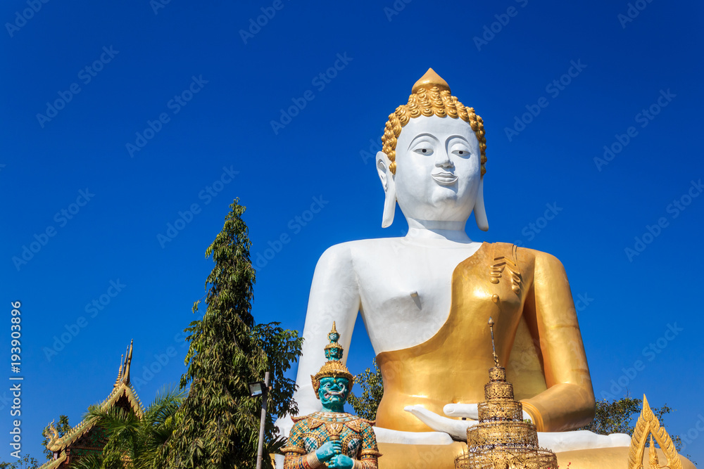Obraz premium Giant Buddha statue in Wat phra that doi kham temple.
