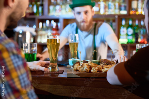 Canvas Print Traditional celebration of Saint Patricks Day: group of friends gathered togethe
