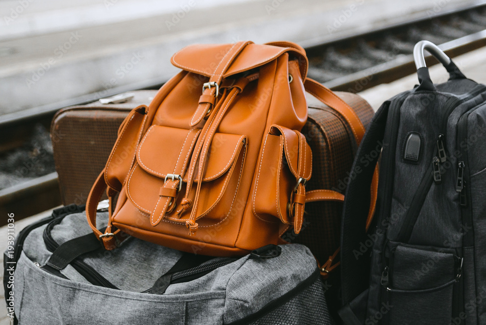 Obraz premium torby na stacji kolejowej w pobliżu linii kolejowej