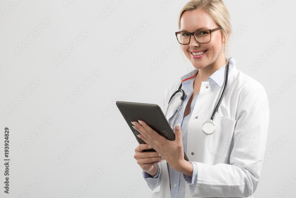 Junge hübsche Ärztin mit Stethoskop und pad Junge hübsche Ärztin mit Stethoskop und pad