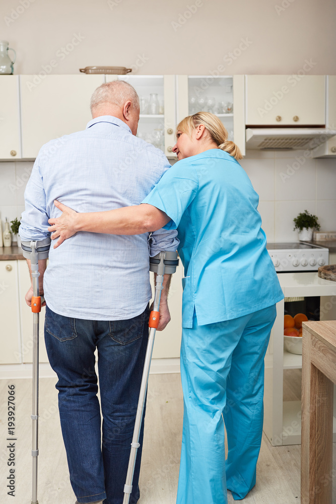 Fototapeta premium Senior Mann bekommt Physiotherapie zu Hause