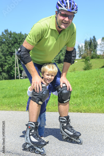 Papa und Sohn unterwegs mit Inline-Skates