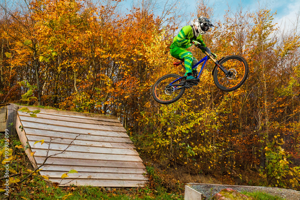 Sprung mit Mountainbike Fahrrad auf Downhill Strecke Stock Photo | Adobe  Stock