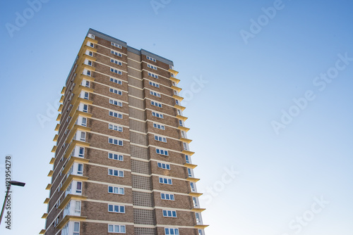 Φωτογραφία Block of flats with blue sky