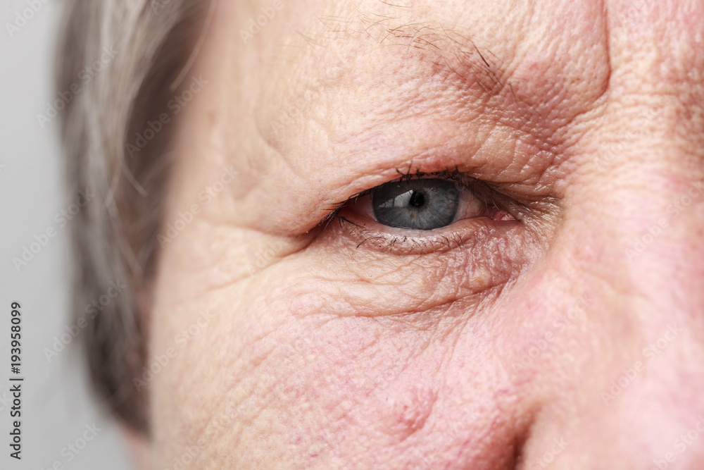 Obraz premium Elderly pensioner female eye closeup