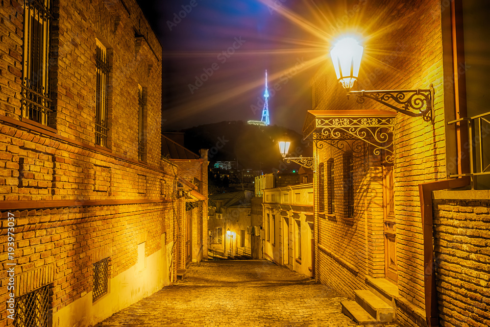 Φωτογραφία Night view to the street in the historic district of Tbilisi Old town with Mtatsminda mountain on background