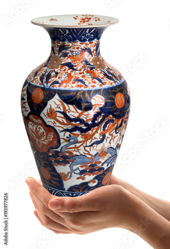 vaso cinese tenuto tra le mani