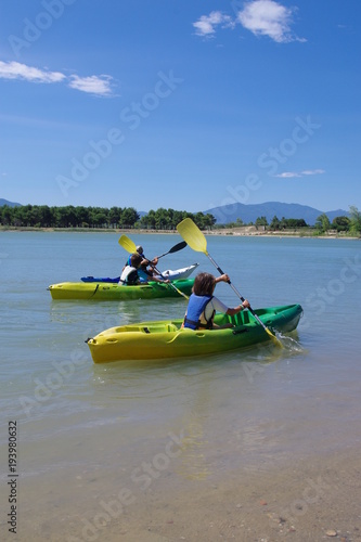 Kayak de mer jaune et vert © Ourson+