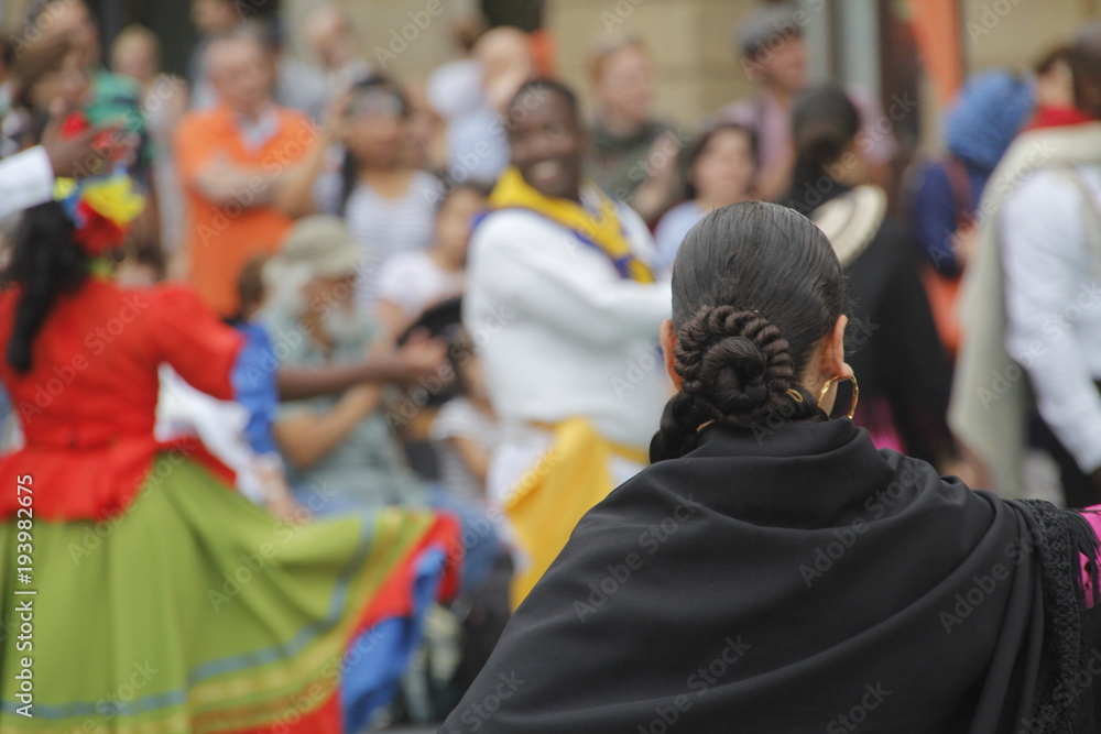Obraz premium Exhibición de baile tradicional colombiano conocido como cumbia