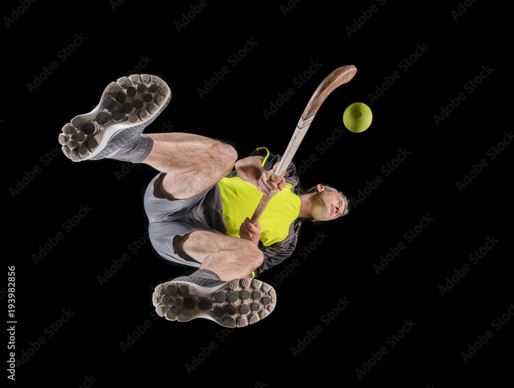 Fototapeta premium Mann, 48 Jahre, spielt Hockey, Ansicht von unten durch Glasplatte