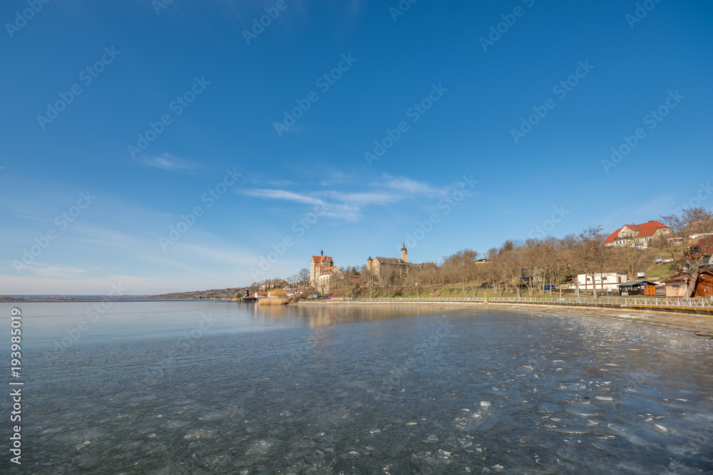 Der Süße See in Sachsen-Anhalt mit dem darüber thronenden Schloss von Seeburg