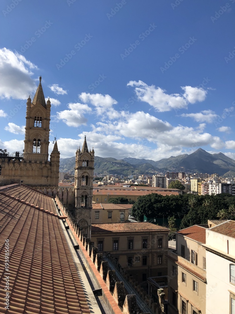 Campanili della cattedrale di Palermo e panorama siciliano, Italia