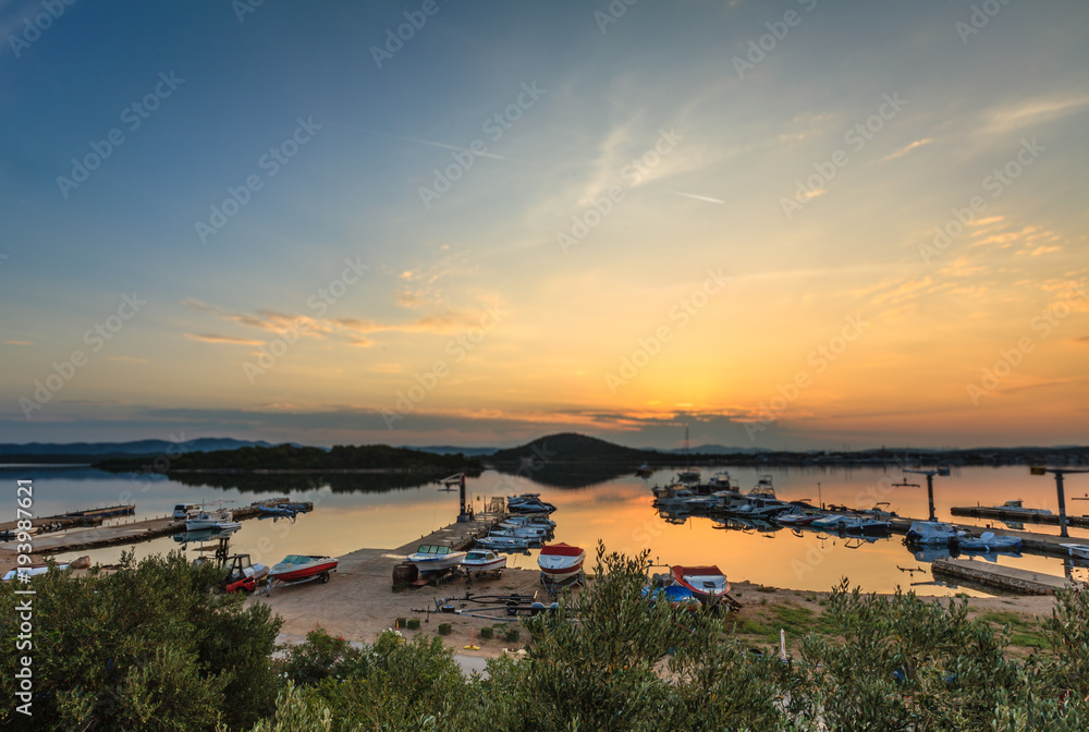 Kleiner Hafen von oben mit wunderschöner Aussicht auf Boote im Sonnenuntergang in Kroatien am Mittelmeer
