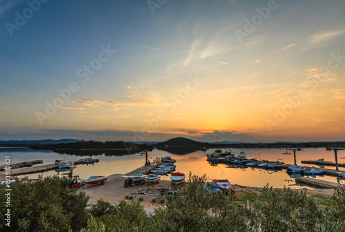 Kleiner Hafen von oben mit wunderschöner Aussicht auf Boote im Sonnenuntergang in Kroatien am Mittelmeer © Lilli