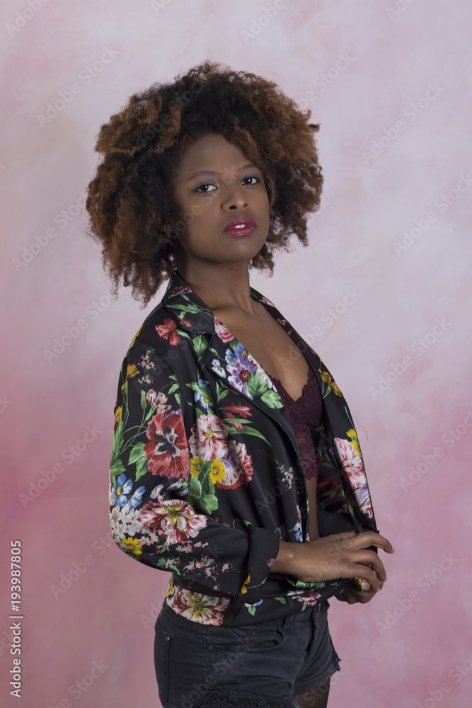 Fototapeta premium Bella mujer joven africana